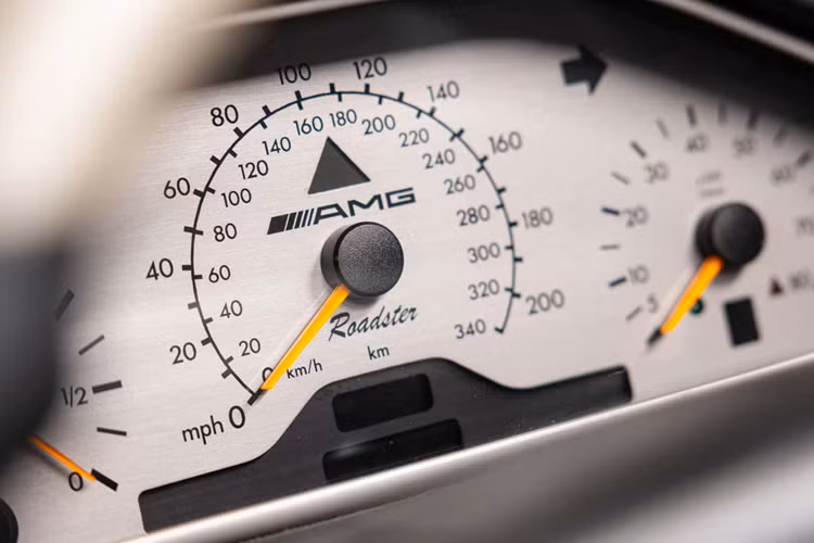 Trước khi đấu giá, RM Sotheby’s ước tính mức giá xe Mercedes-Benz CLK GTR Roadster đời 2002 từ 10 đến 13 triệu USD. Mức giá này thực sự rất đáng kinh ngạc đối với siêu xe tròn 21 năm tuổi thừa hưởng công nghệ đỉnh cao thời bấy giờ, sự độc đáo và giá trị lịch sử.