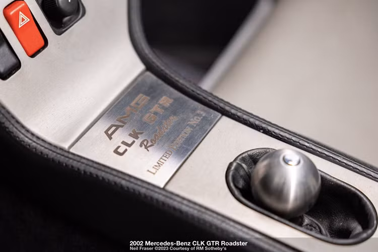 Sức mạnh của Mercedes CLK GTR Roadster là cỗ máy V12 dung tích 6,9 lit, sản sinh công suất 622 mã lực với hệ dẫn động cầu sau sẽ rất tuyệt nếu đưa vào đường đua hoặc chuyến hành trình dài.