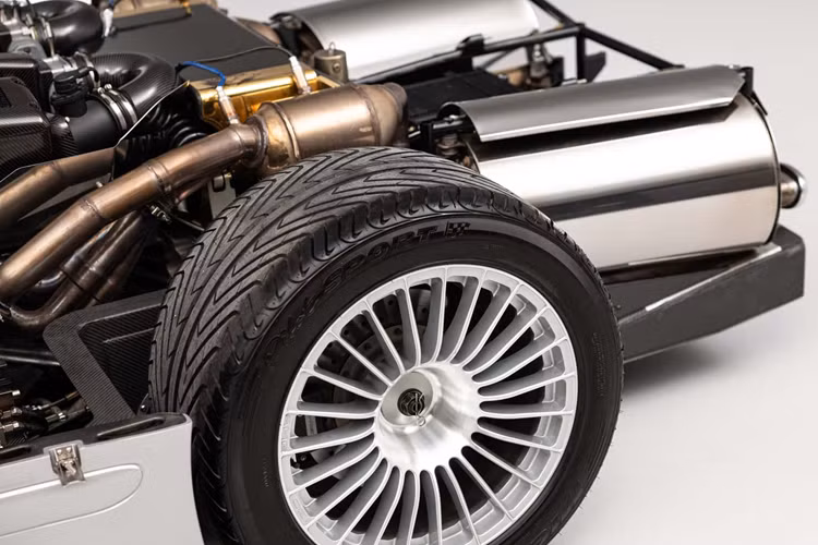 Xe được nhập khẩu đến Mỹ vào đầu những năm 2010, được đăng ký tại Wisconsin vào năm 2011, lúc đó chỉ mới đi được 15 dặm. Đến năm 2013, xe được đổi chủ sở hữu và đi được 67 dặm. Tiếp đó, xe được bán đến nhà sưu tập ở Bắc Carolina.