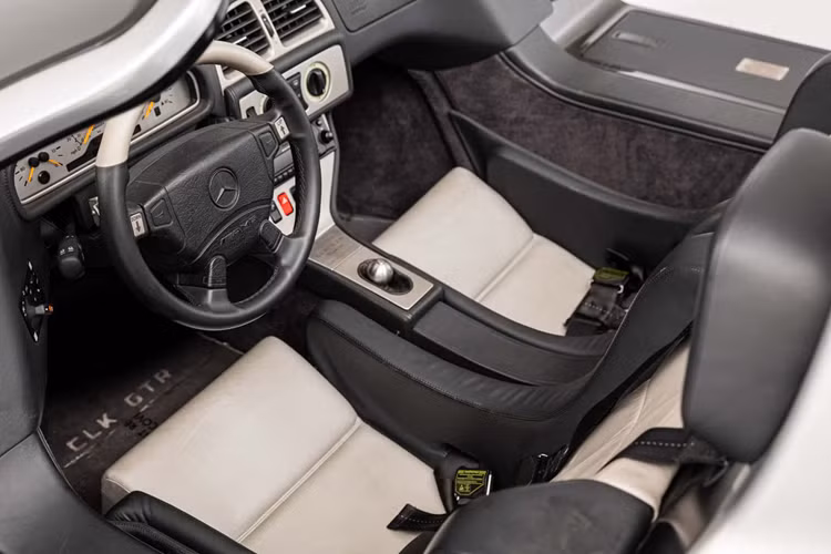 Chiếc Mercedes CLK GTR Roadster 2002 hàng hiếm trong bài này là mẫu xe thứ 3 trong số 6 phiên bản mui trần. Số khung của xe là 000034 và đến nay đã đi khoảng 167 km (tương đương 105 dặm).