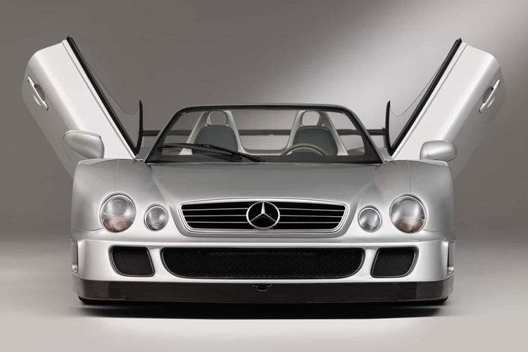Để đáp ứng các yêu cầu tương đối, có ít nhất 25 phiên bản hợp pháp về đường bộ được xây dựng. 28 phiên bản cuối cùng đã ra đời, gồm hai nguyên mẫu. Tuy nhiên, không có quy tắc nào nói đến 6 xe thuộc phiên bản roadster. Điều đó chỉ đơn giản là Mercedes muốn làm điều mới mẻ.