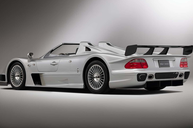 Tuy nhiên kết thúc phiên đấu giá, Mercedes CLK GTR Roadster chính thức chốt ở mức 10,235 triệu USD, tương đương 248 tỷ đồng tiền Việt.