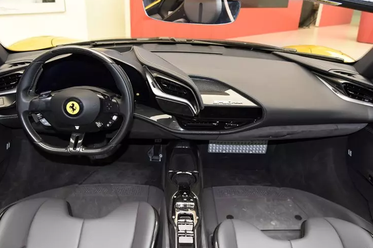 Cụ thể, thông báo này dành cho cả bản Coupe Ferrari Stradale và mui trần là Spider. Bắt đầu từ ngày 20/12/2023, tổng cộng 140 xe dòng SF90 Stradale nhập khẩu và dòng SF90 Spider được sản xuất từ ngày 11/11/2022 đến ngày 20/9/2023 sẽ bị triệu hồi.