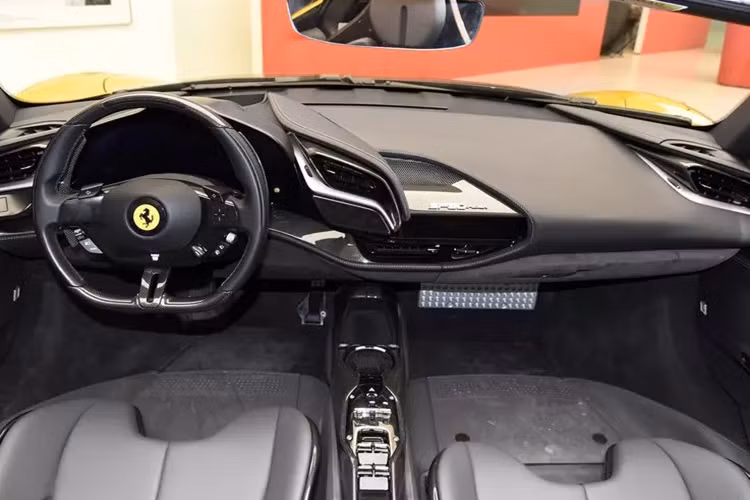 Cụ thể, thông báo này dành cho cả bản Coupe Ferrari Stradale và mui trần là Spider. Bắt đầu từ ngày 20/12/2023, tổng cộng 140 xe dòng SF90 Stradale nhập khẩu và dòng SF90 Spider được sản xuất từ ngày 11/11/2022 đến ngày 20/9/2023 sẽ bị triệu hồi.