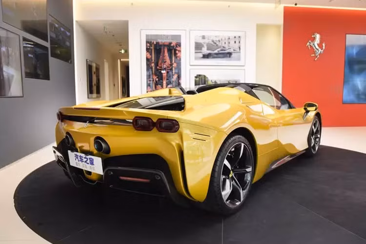 Lý do triệu hồi Ferrari SF90 Stradale do có các dấu vết trên bề mặt ngoài của ống dẫn dầu của hệ thống bôi trơn bộ tăng áp động cơ, làm giảm độ dày của khu vực và gây ra sự tập trung áp suất, có thể dẫn đến rò rỉ dầu và nguy cơ cháy nổ.