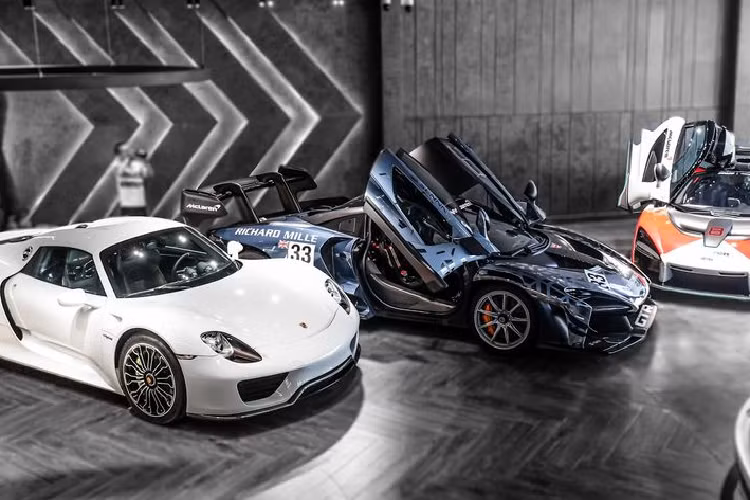 McLaren Senna GTR độc nhất Việt Nam này là mẫu xe thứ 3 mang hậu tố "GTR" trong dải sản phẩm của McLaren, bên cạnh các mẫu F1 GTR và P1 GTR. Tương tự hai mẫu xe trước đó, Senna GTR là phiên bản hiệu suất cao, nhẹ hơn và được phát triển dành riêng cho đường đua.