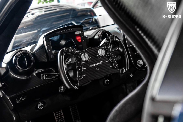 Sức mạnh được truyền xuống cầu sau thông qua hộp số liền mạch 7 cấp ly hợp kép, hỗ trợ chức năng Launch Control và các chế độ lái Wet, Track và Race.