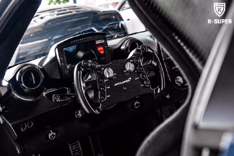 Sức mạnh được truyền xuống cầu sau thông qua hộp số liền mạch 7 cấp ly hợp kép, hỗ trợ chức năng Launch Control và các chế độ lái Wet, Track và Race.