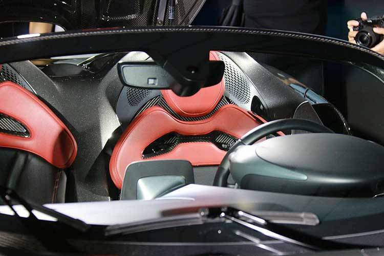 Nhưng nếu bạn nghĩ sẽ có 1 bữa tiệc xa hoa cho Minh Nhựa khi nhận giao xe McLaren Elva tại hãng, điều đó sẽ làm bạn thất vọng như cách tay chơi này chia sẻ, chiếc McLaren Elva được để trong 1 căn phòng đơn giản, việc của Minh Nhựa là nhìn ngắm và thưởng thức "vợ 2" mà mình.