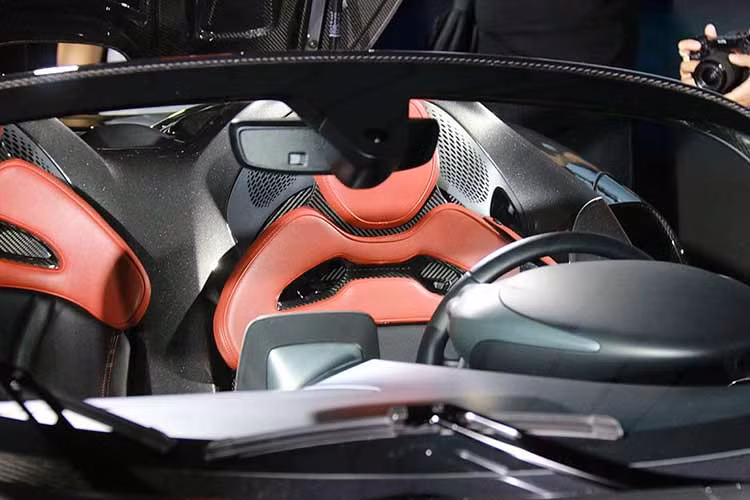 Nhưng nếu bạn nghĩ sẽ có 1 bữa tiệc xa hoa cho Minh Nhựa khi nhận giao xe McLaren Elva tại hãng, điều đó sẽ làm bạn thất vọng như cách tay chơi này chia sẻ, chiếc McLaren Elva được để trong 1 căn phòng đơn giản, việc của Minh Nhựa là nhìn ngắm và thưởng thức "vợ 2" mà mình.