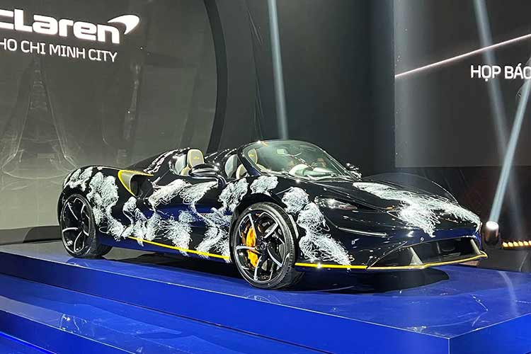 Ngoài ra, Minh Nhựa cũng được thưởng thức rất nhiều mẫu xe McLaren từ xe thương mại, đường đua đến những xe dành cho sưu tập như Elva. Thông tin chúng tôi có được, hiện siêu phẩm McLaren Elva của Minh Nhựa đang làm các thủ tục cần thiết để nhanh chóng ra biển.