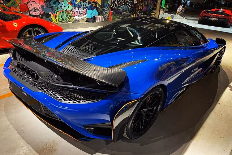 Theo đó, vị đại gia tậu McLaren 765LT đầu tiên ra biển số tại Việt Nam là 1 người có tên gọi Jacky, rất nổi tiếng trong cộng đồng mạng. Nhưng trong giới chơi xe, tay chơi này chỉ mới nổi trong vài tháng qua khi chi hơn 100 tỷ đồng để mang về garage khoảng 8 chiếc siêu xe, xe thể thao và xe siêu sang.