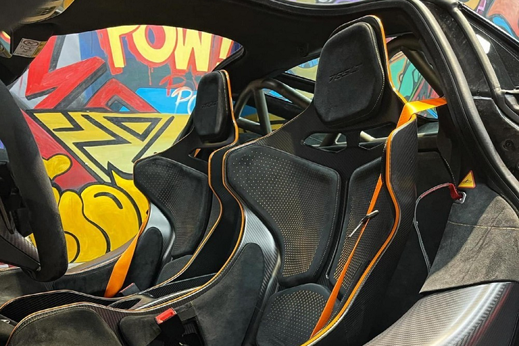 Với việc tậu McLaren 765LT, đại gia bí ẩn tên Jacky đang có dàn siêu xe rất chiến khi trước đó là 1 trong 2 khách Việt đầu tiên mua Ferrari SF90 Spider chính hãng, người còn lại là Cường Đô la, ngoài ra, tay chơi này còn gom luôn 2 chiếc siêu xe giới hạn Lamborghini Aventador SVJ được rao bán tại Việt Nam, điều này cho thấy, độ chơi và độ chịu chi cho siêu xe của đại gia Jacky rất ấn tượng.