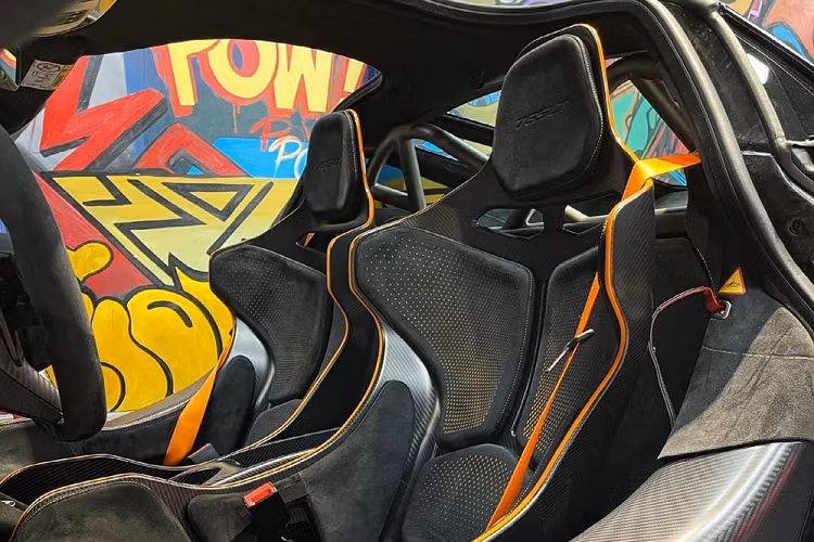 Với việc tậu McLaren 765LT, đại gia bí ẩn tên Jacky đang có dàn siêu xe rất chiến khi trước đó là 1 trong 2 khách Việt đầu tiên mua Ferrari SF90 Spider chính hãng, người còn lại là Cường Đô la, ngoài ra, tay chơi này còn gom luôn 2 chiếc siêu xe giới hạn Lamborghini Aventador SVJ được rao bán tại Việt Nam, điều này cho thấy, độ chơi và độ chịu chi cho siêu xe của đại gia Jacky rất ấn tượng.