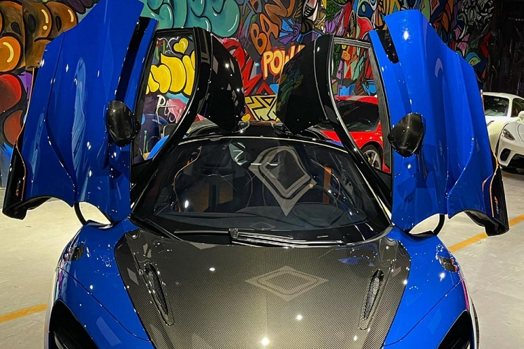 Chiếc siêu xe giới hạn McLaren 765LT mà vị đại gia kín tiếng bỏ ra hơn 30 tỷ đồng để tậu về, chính là chiếc xe 765LT đầu tiên ra biển số tại Việt Nam, ban đầu xe thuộc sở hữu của 1 dân chơi lan đột biến, cũng chính là chủ đầu chiếc Lamborghini Aventador SVJ màu xanh rêu mà sau này đại gia Jacky đã mua lại.