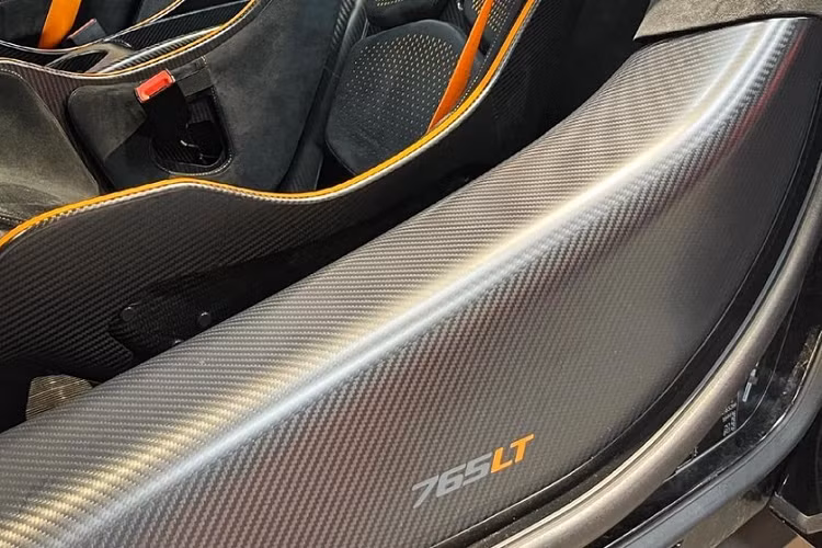 McLaren 765LT không chỉ là một phiên bản xe giới hạn của McLaren 720S với việc sản xuất chỉ dừng ở 765 chiếc, mà xe còn được các kỹ sư Anh quốc nâng cấp ngoại thất, nội thất và cả khối động cơ V8, tăng áp kép, dung tích 4.0 lít đình đám của mình lên một tầm cao mới.