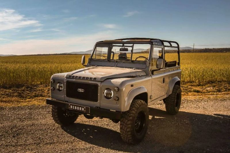 Nội thất của chiếc Defender 90 1997 này được bọc da màu nâu kết hợp với các điểm nhấn bằng da lộn. Ngoài ra xe còn có sàn xe lát gỗ, vô lăng Nardi Torino viền gỗ, gương chiếu hậu kỹ thuật số, loa Marshall tích hợp vào bảng điều khiển trung tâm, đầu Pioneer có Bluetooth và hai ngăn đựng cốc.