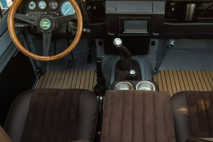 Mặc dù khó có thể so sánh với Defender 90 thế hệ mới nhưng chiếc SUV có tuổi đời 26 năm này lại sở hữu những điểm đặc trưng riêng mà hiếm có mẫu xe nào có được. Cụ thể, xe có cấu trúc khá đặc biệt với phần mui mềm màu đen và phần trên của cửa có thể được tháo ra, kính chắn gió có thể gập xuống.