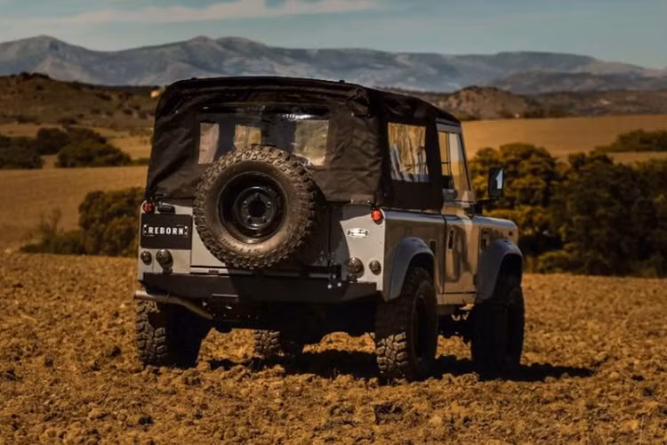 Về trang bị vận hành, chiếc SUV Land Rover Defender 90 này sở hữu động cơ 4 xi-lanh thẳng hàng, dung tích 2.5 lít, sản sinh công suất 111 mã lực và mô-men xoắn cực đại 264 Nm. Động cơ này được kết hợp với hộp số sàn 5 cấp và khóa vi sai cầu sau.