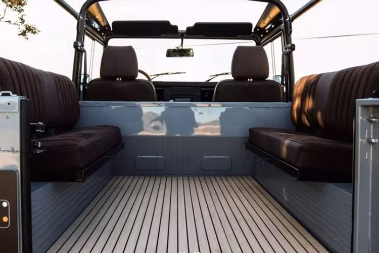 Điều này khiến chiếc SUV mang thương hiệu Anh Quốc trở thành một sự lựa chọn tuyệt với cho những chuyến du lịch ngoài bãi biển. Ngoài ra, xe còn được trang bị la-zăng hợp kim 15 inch kết hợp với bộ lốp địa hình 235/85 Cooper Discoverer STT Pro.