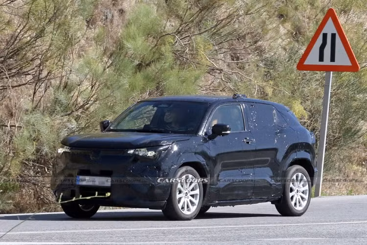 Mới đây, chiếc xe SUV điện Suzuki eVX 2024 xuất hiện tại khu vực Nam Âu dưới thời tiết nắng nóng hơn 40 độ. Khi chạy thử, chiếc SUV điện nhà Suzuki được ngụy trang khá kín, chỉ để lộ một số chi tiết ngoại thất.