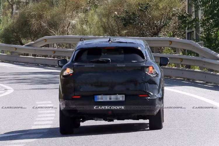 Cụ thể các chi tiết như đèn pha, lưới tản nhiệt, gương chiếu hậu, tay nắm cửa và kính cửa sổ. Bên cạnh đó là bộ vành la-zăng hợp kim nhỏ hơn và có thiết kế phù hợp với xe thương mại hơn. Theo tin đồn, mẫu SUV điện của Suzuki sẽ được ra đời dựa trên khung gầm xe điện dạng ván trượt với mã 27PL.