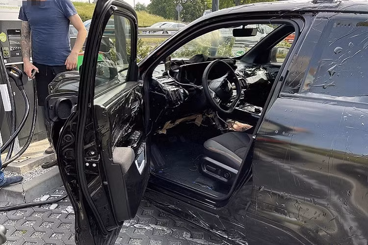 Bên trong mẫu xe điện này có vô lăng vát 2 đầu, bảng đồng hồ kỹ thuật số nối liền với màn hình cảm ứng trung tâm, cửa gió điều hòa nằm dọc và cụm điều khiển trung tâm có thiết kế đậm chất tương lai.