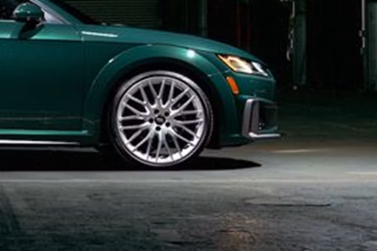 Kết hợp với màu sơn xanh ngọc của TT là bộ mâm hợp kim kích thước 20 inch đa chấu màu bạc, bổ sung hệ thống giảm chấn thích ứng. Cản trước, hông xe và phần cản sau được trang trí các chi tiết sơn màu xám nhám.