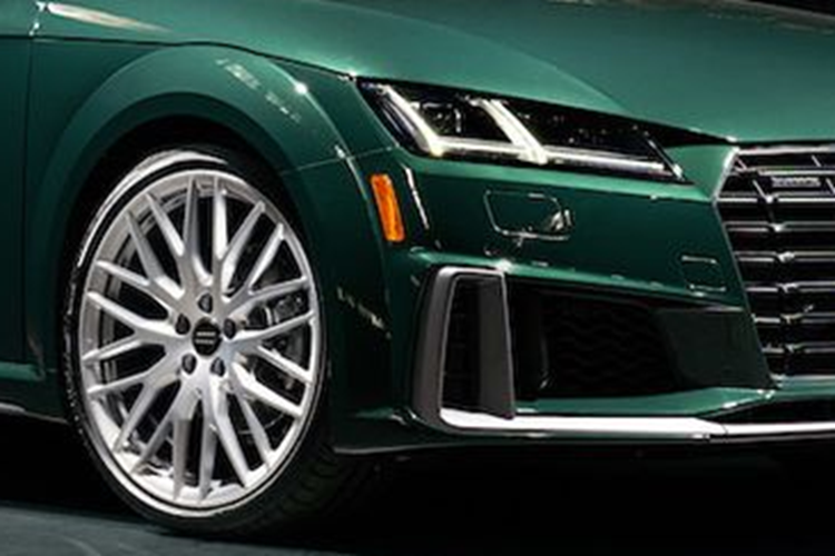 Màu sơn này kết hợp với nội thất màu nâu Palomino được nhấn mạnh bằng các đường may chỉ nổi trên bề mặt, tương tự phiên bản đầu tiên. Không chỉ sở hữu tông màu đặc sắc, mỗi chiếc Audi TT 2023 Final Edition đặc biệt còn sở hữu chủ đề độc đáo, không xuất hiện trên các mẫu xe khác.