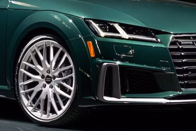 Màu sơn này kết hợp với nội thất màu nâu Palomino được nhấn mạnh bằng các đường may chỉ nổi trên bề mặt, tương tự phiên bản đầu tiên. Không chỉ sở hữu tông màu đặc sắc, mỗi chiếc Audi TT 2023 Final Edition đặc biệt còn sở hữu chủ đề độc đáo, không xuất hiện trên các mẫu xe khác.