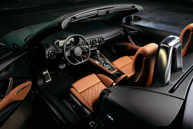 Bên cạnh đó, gói da che phủ một phần của tấm cửa và bảng điều khiển trung tâm màu nâu Palomino, hành khách có thể đặt chân lên tấm lót sàn có một không hai. Cabin trang trí thêm viền carbon ở phần vô lăng và nắp cụm đồng hồ bọc da đen.