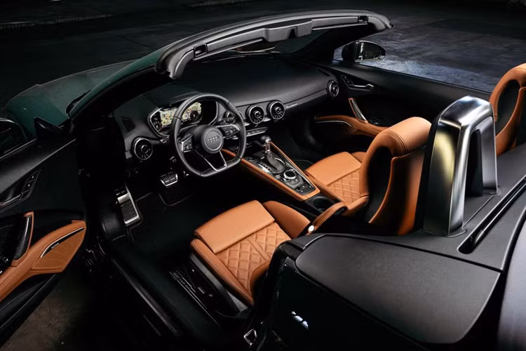 Bên cạnh đó, gói da che phủ một phần của tấm cửa và bảng điều khiển trung tâm màu nâu Palomino, hành khách có thể đặt chân lên tấm lót sàn có một không hai. Cabin trang trí thêm viền carbon ở phần vô lăng và nắp cụm đồng hồ bọc da đen.