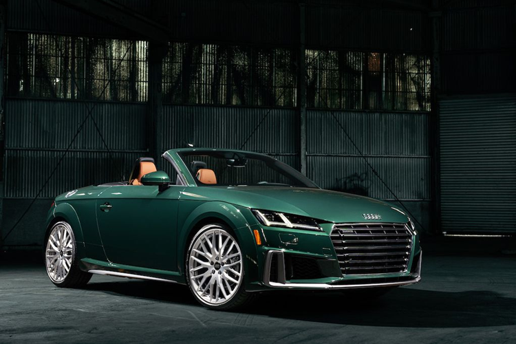 Trong khi những chiếc Audi TT vẫn còn nằm tại các đại lý để chờ ngày về gara chủ nhân thì Audi TT 2023 Final Edition mới chính thức xuất hiện. Khép lại hành trình 3 thế hệ của TT từ năm 1999. Audi TT Final Edition là phiên bản giới hạn được trang bị lớp sơn ngọc Goodwood Green bắt mắt, đã từng được cung cấp trên thế hệ đầu tiên của TT.