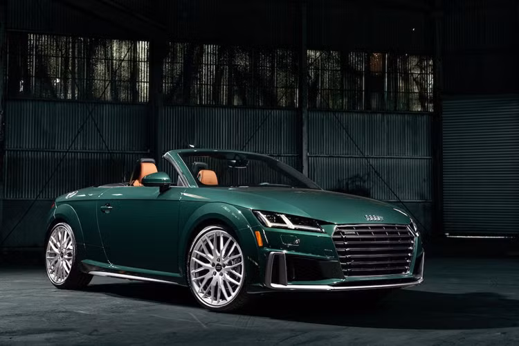 Trong khi những chiếc Audi TT vẫn còn nằm tại các đại lý để chờ ngày về gara chủ nhân thì Audi TT 2023 Final Edition mới chính thức xuất hiện. Khép lại hành trình 3 thế hệ của TT từ năm 1999. Audi TT Final Edition là phiên bản giới hạn được trang bị lớp sơn ngọc Goodwood Green bắt mắt, đã từng được cung cấp trên thế hệ đầu tiên của TT.