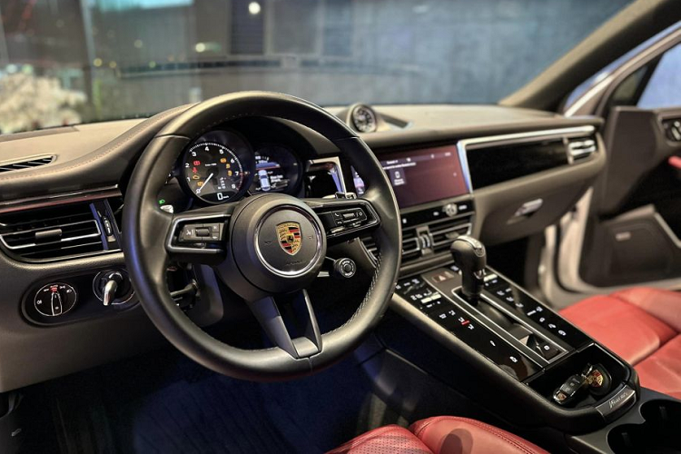 Nằm dưới nắp capo của chiếc Macan S là khối động cơ V6 tăng áp kép dung tích 2.9L sản sinh công suất 276 mã lực và mô-men xoắn 520 Nm. Nhờ sức mạnh đó xe có thể tăng tốc 0-100 km/h trong 4,8 giây, tốc độ tối đa 259 km/h. Nếu trang bị gói Sport Chrono, thời gian tăng tốc 0-100 km/h rút xuống còn 4,6 giây.