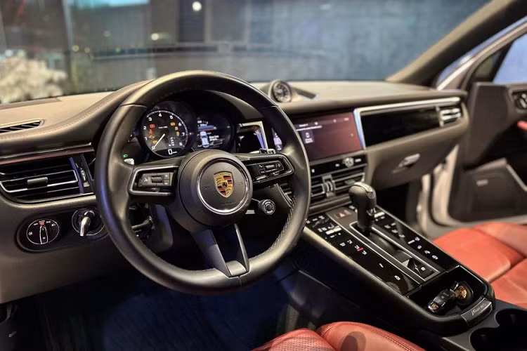 Nằm dưới nắp capo của chiếc Macan S là khối động cơ V6 tăng áp kép dung tích 2.9L sản sinh công suất 276 mã lực và mô-men xoắn 520 Nm. Nhờ sức mạnh đó xe có thể tăng tốc 0-100 km/h trong 4,8 giây, tốc độ tối đa 259 km/h. Nếu trang bị gói Sport Chrono, thời gian tăng tốc 0-100 km/h rút xuống còn 4,6 giây.