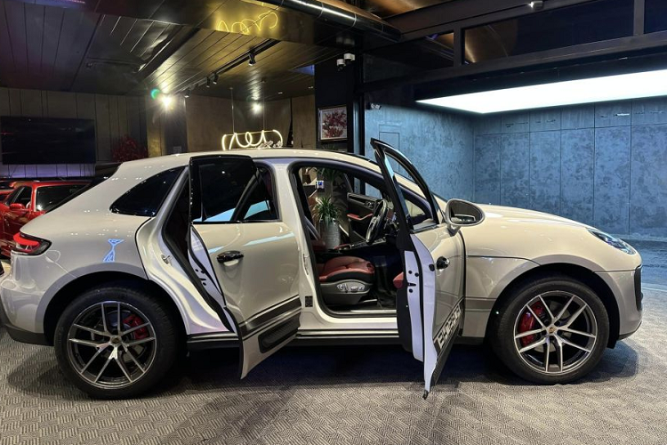 Ở trung tâm là màn hình cảm ứng 10,9 inch, đồng hồ analog hiển thị thời gian. Porsche Macan được trang bị tiêu chuẩn một loạt công nghệ hỗ trợ người lái và an toàn như hỗ trợ đỗ xe, hỗ trợ giữ làn đường...