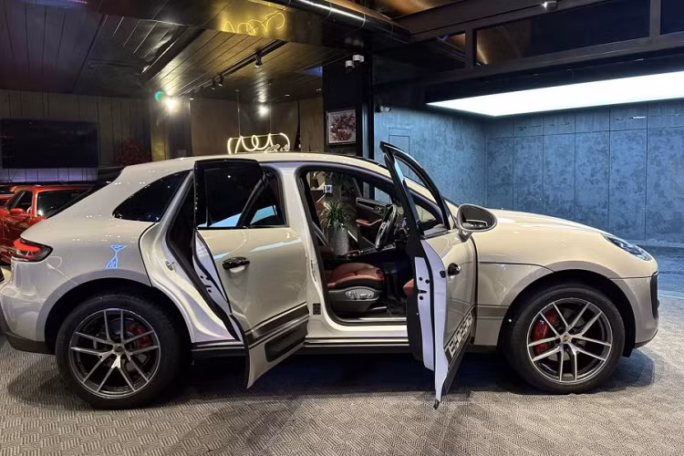 Ở trung tâm là màn hình cảm ứng 10,9 inch, đồng hồ analog hiển thị thời gian. Porsche Macan được trang bị tiêu chuẩn một loạt công nghệ hỗ trợ người lái và an toàn như hỗ trợ đỗ xe, hỗ trợ giữ làn đường...