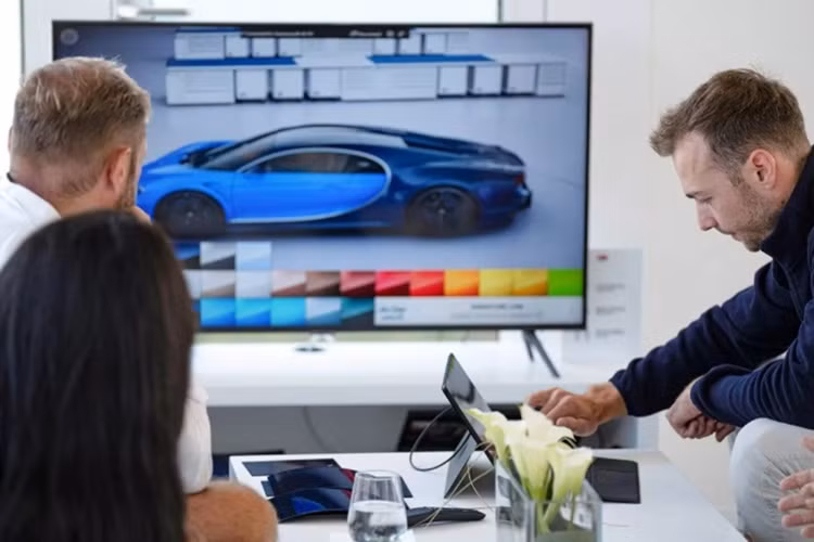 Để màu sơn được bền và đẹp, trước đó, các họa sĩ sẽ sơn một lớp phủ bóng, tiếp tục chà nhám, rồi lại một lớp phủ bóng, chà nhám để mang lại độ sâu và độ sáng cho lớp màu cuối cùng.