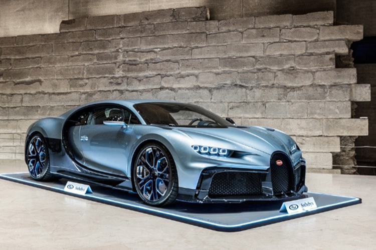 Công đoạn này thường mất thời gian và đòi hỏi sự kỹ lưỡng bởi các tấm thân xe thường được làm từ các vật liệu khác nhau. Vỏ xe nhiều khi cũng là sự kết hợp của kim loại ở phần này và sợi carbon ở phần khác. Chính vì thế, những người thợ thủ công thường phải tỉ mỉ, cẩn thận hơn ở phần này.