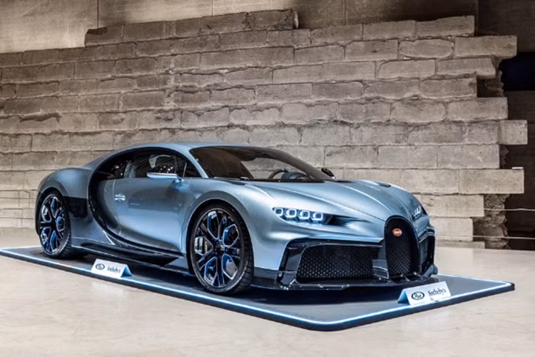 Công đoạn này thường mất thời gian và đòi hỏi sự kỹ lưỡng bởi các tấm thân xe thường được làm từ các vật liệu khác nhau. Vỏ xe nhiều khi cũng là sự kết hợp của kim loại ở phần này và sợi carbon ở phần khác. Chính vì thế, những người thợ thủ công thường phải tỉ mỉ, cẩn thận hơn ở phần này.