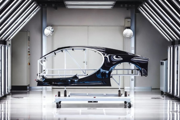 Sau khi chắc chắn thân xe không có lỗi, những thợ sơn sẽ tiếp tục thực hiện lớp lót, rồi chà nhám nhằm ngăn chặn sự hình thành của bất kỳ sự sần sùi hay vết lõm nào từ chính lớp sơn.