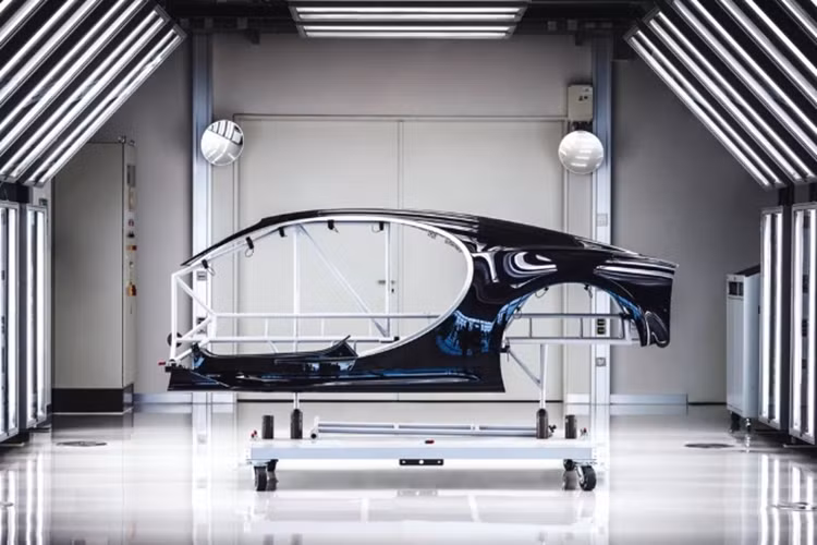 Sau khi chắc chắn thân xe không có lỗi, những thợ sơn sẽ tiếp tục thực hiện lớp lót, rồi chà nhám nhằm ngăn chặn sự hình thành của bất kỳ sự sần sùi hay vết lõm nào từ chính lớp sơn.