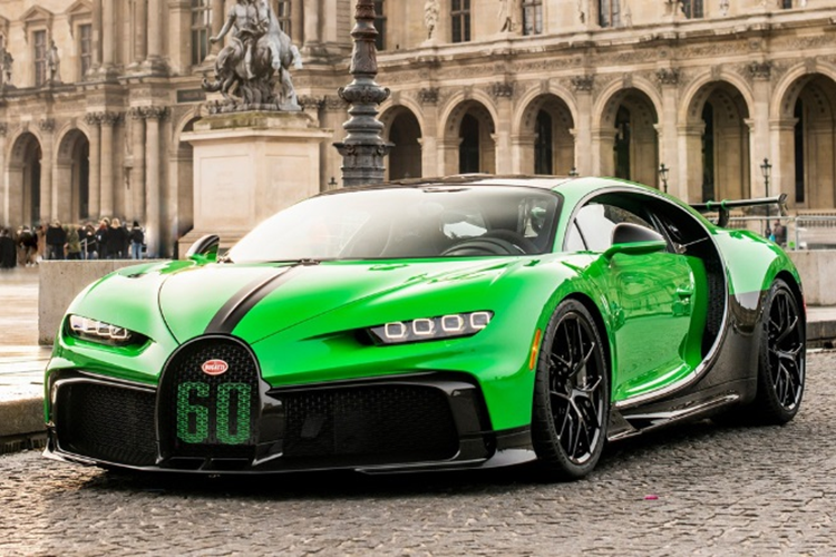 Theo đó, trước khi lớp sơn lót đầu tiên phun lên xe, các chuyên gia Bugatti phải kiểm tra từng tấm thân, xem phần thân đã mịn màng hay còn còn bị sần sùi chỗ nào không. Bởi để chiếc xe đạt đến độ hoàn hảo, phun sơn có chuyên nghiệp cỡ nào mà lớp vỏ sần sùi hay bị rỗ thì sẽ chẳng còn ý nghĩa gì.