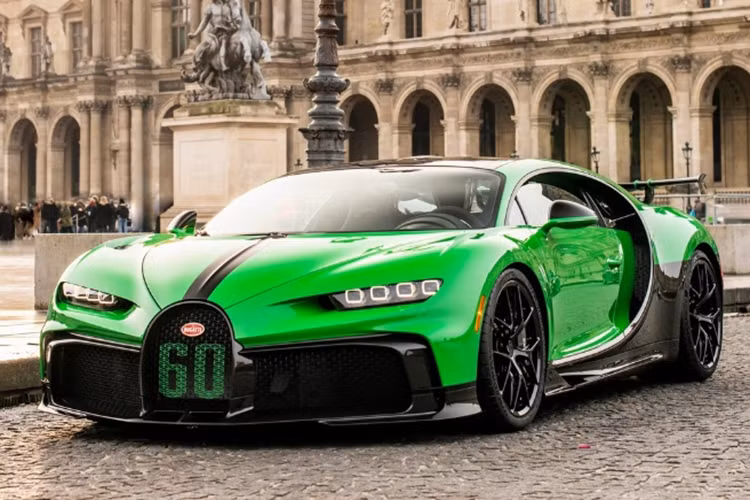 Theo đó, trước khi lớp sơn lót đầu tiên phun lên xe, các chuyên gia Bugatti phải kiểm tra từng tấm thân, xem phần thân đã mịn màng hay còn còn bị sần sùi chỗ nào không. Bởi để chiếc xe đạt đến độ hoàn hảo, phun sơn có chuyên nghiệp cỡ nào mà lớp vỏ sần sùi hay bị rỗ thì sẽ chẳng còn ý nghĩa gì.