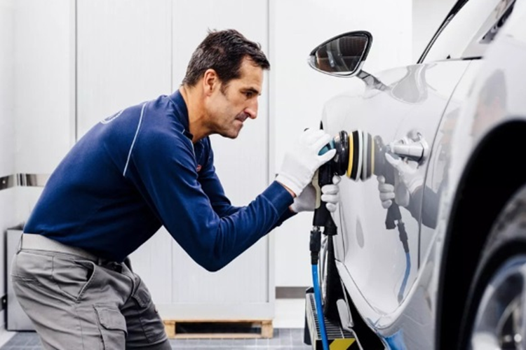 Hãng thường mất khoảng 600 - 700 giờ (tương đương một tháng) để sơn hoàn thiện một chiếc xe Bugatti.