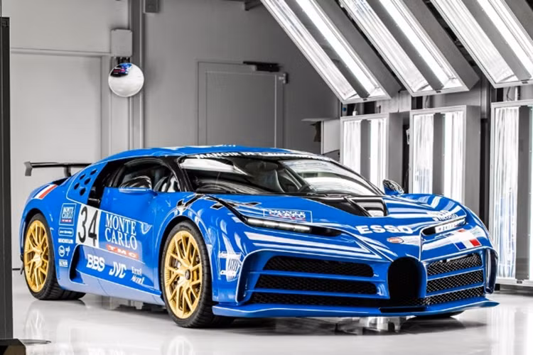 Sau khi hoàn thiện công đoạn sơn màu, từng tấm thân xe sẽ được kiểm tra lại một lần nữa. Nếu các tấm thân có màu chưa đồng đều, một tấm có màu hơi tối hay hơi sáng hơn những tấm khác, tấm đó sẽ được sơn lại ở xưởng.