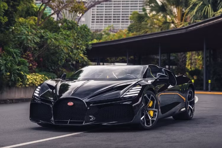 Để sản xuất ra một chiếc siêu xe thương hiệu Bugatti, những bậc thầy thợ thủ công phải đảm bảo rằng mọi thiết kế và sản xuất đều được hoàn thiện với sự cống hiến hết mình cho tính thẩm mỹ.