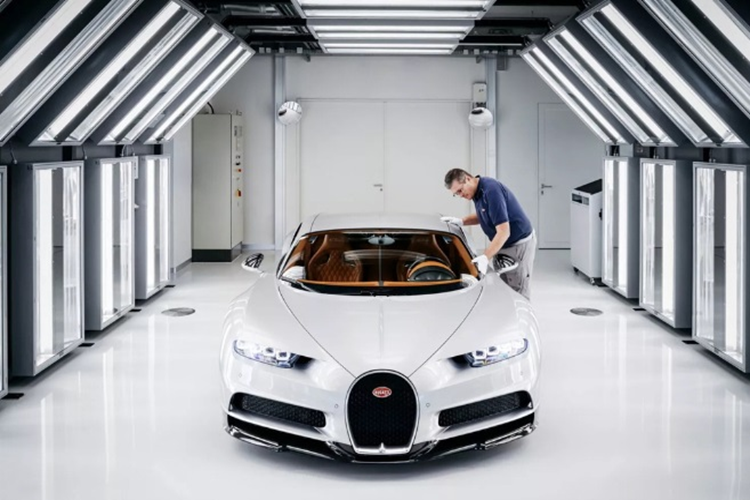 Chỉ riêng việc sơn những lớp lót đầu tiên đã mất khoảng 100 giờ. Khoảng 100 giờ tiếp theo sẽ dành cho công đoạn phủ màu.