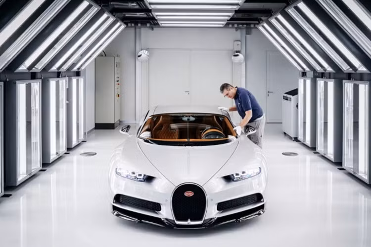 Chỉ riêng việc sơn những lớp lót đầu tiên đã mất khoảng 100 giờ. Khoảng 100 giờ tiếp theo sẽ dành cho công đoạn phủ màu.